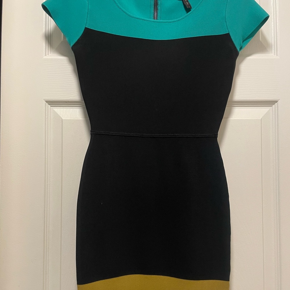 BCBGMAXAZRIA classic body con color block dress